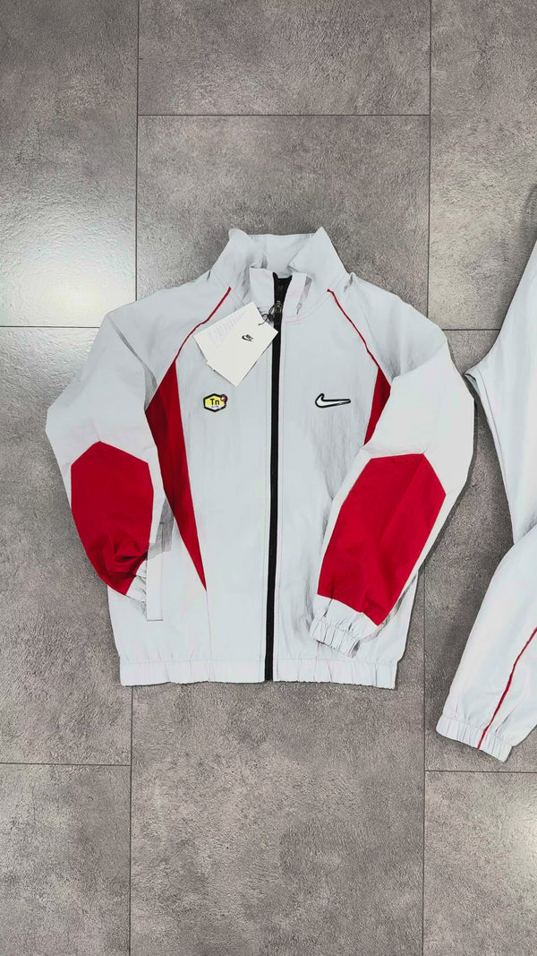 Nike TN dziecięcy zestaw sportowy nieprzemakalny, jasnoszary - czerwony. Jakość premium