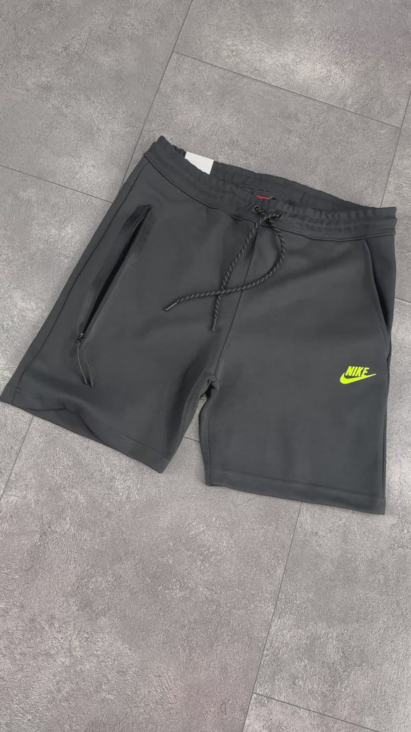 Męskie spodenki Nike Tech Fleece, grafitowe, neonowe zielone logo. Model 2024. Jakość premium