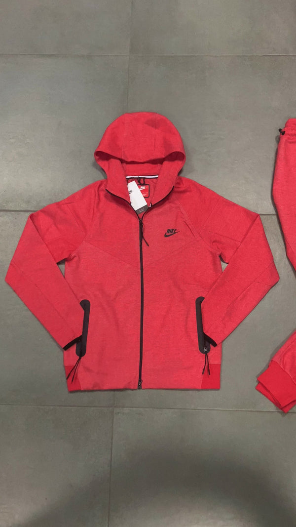 Męski dres Nike Tech Fleece, koralowy. Model 2023. Najwyższa jakość.