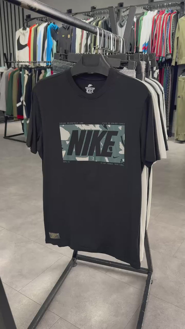 Komplet męski Nike ze spodenkami, nadruk Camo, czarno-szary. Jakość premium