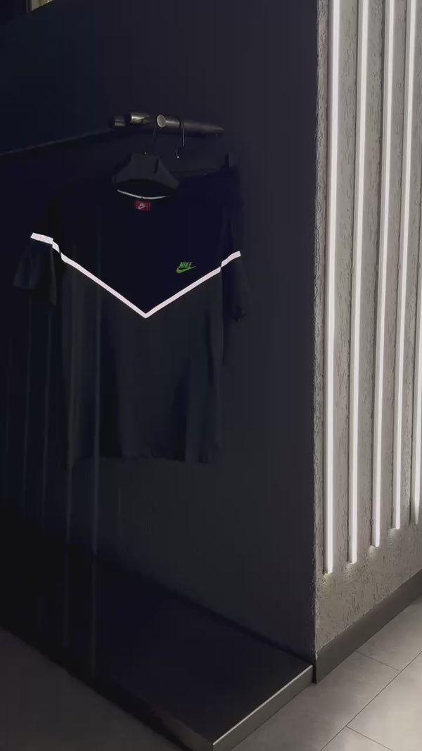 Komplet męski Nike Reflective Tech Fleece z szortami, zielone logo, czarno-grafitowy. Jakość premium
