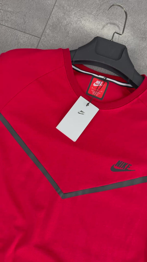 Koszulka dziecięca Nike Tech Fleece, czerwona. Model 2024. Jakość premium